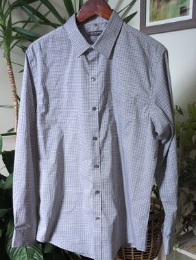 NWOT Van Heusen Men’s Long-Sleeve White and Gray Plaid Button-Up Shirt